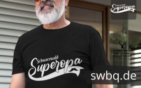 mann mit grauem bart und schwarzem tshirt mit schwarzwald super opa design