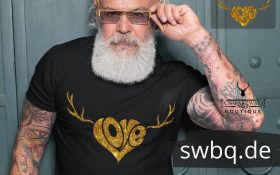 baertiger mann mit brille und schwarzem tshirt mit schwarzwald love geweih design