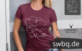 frau mit weinrotem tshirt mit schwarzwaldmaedel jasmin design