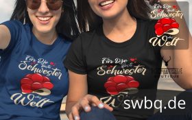 zwei sitzende frauen mit blauem und schwarzem t-shirt mit beste schwester im schwarzwald motiv