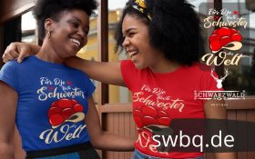 zwei junge frauen mit rotem und blauem tshirt mit beste schwester aus dem schwarzwald design